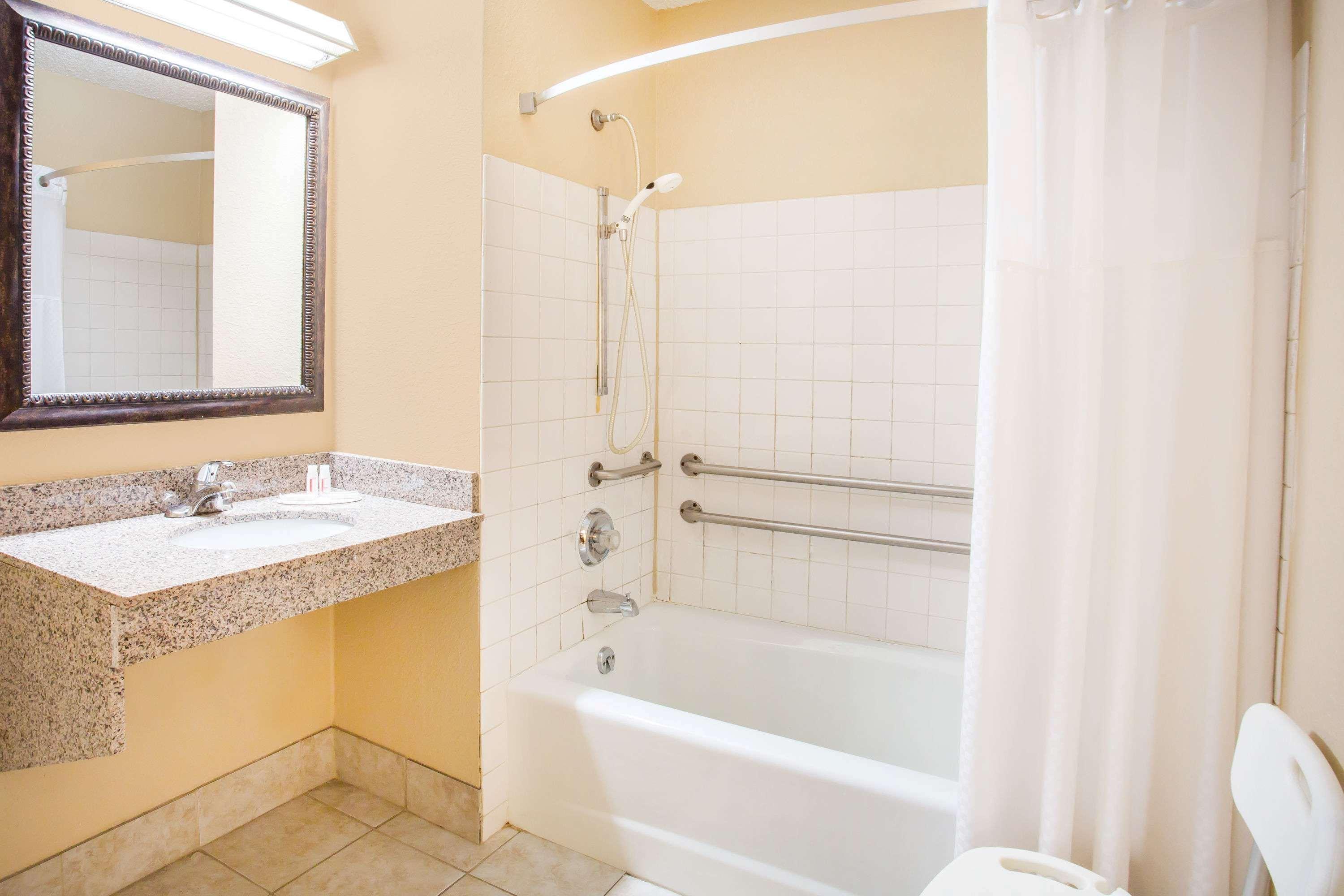 Super 8 By Wyndham Harrisonburg Motel Екстериор снимка