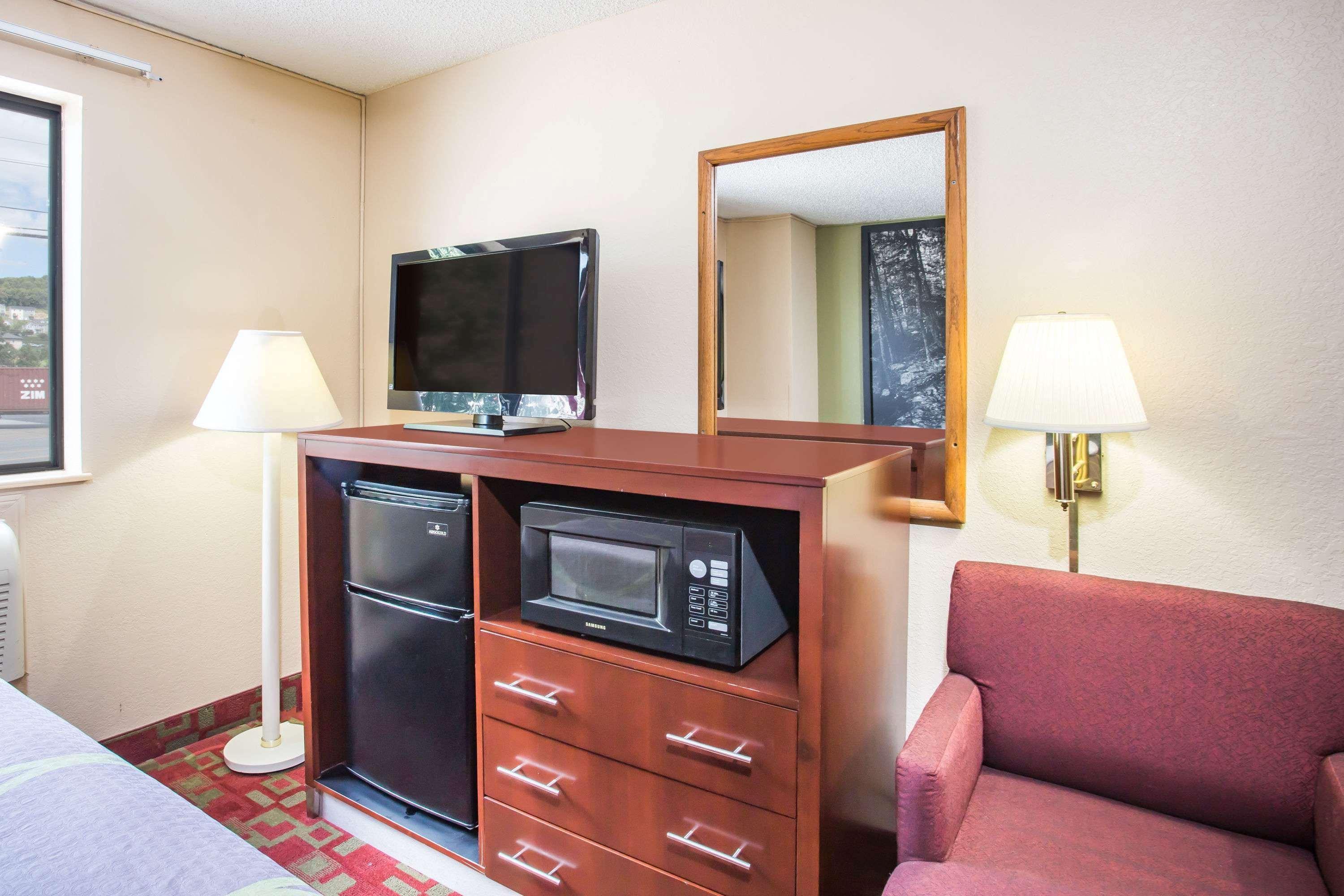 Super 8 By Wyndham Harrisonburg Motel Екстериор снимка