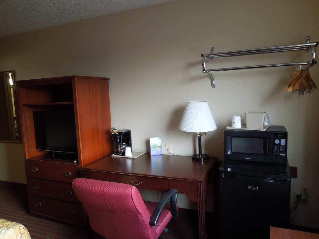 Super 8 By Wyndham Harrisonburg Motel Екстериор снимка